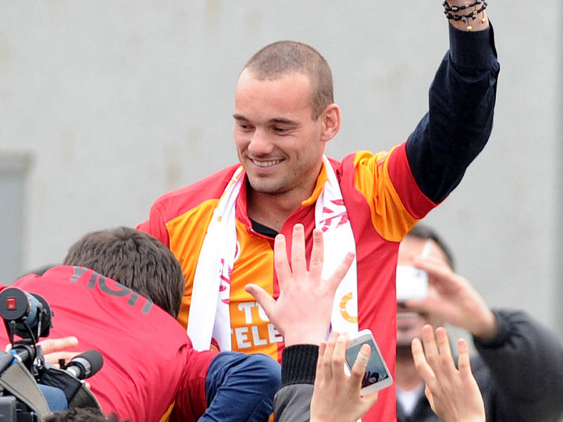 Wesley-Sneijder-in-Istanbul-for-Galatasaray-m_2889371