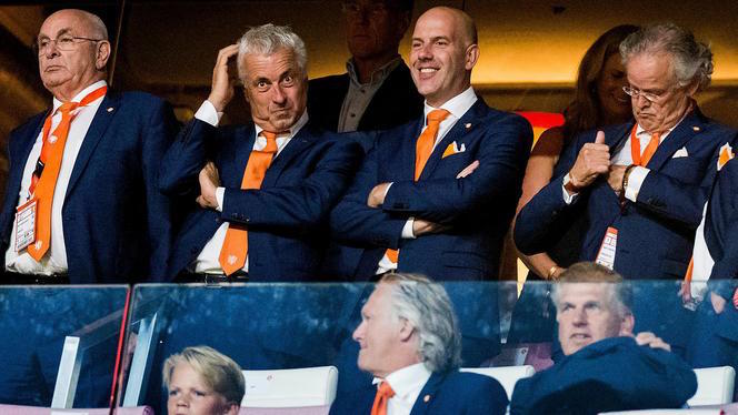 2016-09-01 20:39:39 EINDHOVEN - Michael van Praag (L), Gijs de Jong (2eR) en Johan Lokhorst (R) van de KNVB op de tribune voorafgaand aan de oefeninterland Nederland - Griekenland in het Philips Stadion. ANP KOEN VAN WEEL