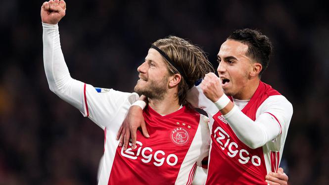 2017-04-05 22:25:20 AMSTERDAM - Lasse Schone van Ajax viert met Abdelhak Nouri zijn 3-1. Ajax speelt in de eredivisie tegen AZ. ANP OLAF KRAAK