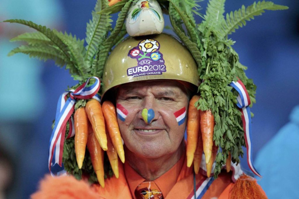 A Netherlands fans waits for the begin of the Group B Euro 2012 soccer match against Portugal at Metalist stadium in Kharkiv, June 17, 2012. REUTERS/Vasily Fedosenko (UKRAINE - Tags: SPORT SOCCER) ORG XMIT: HPB01