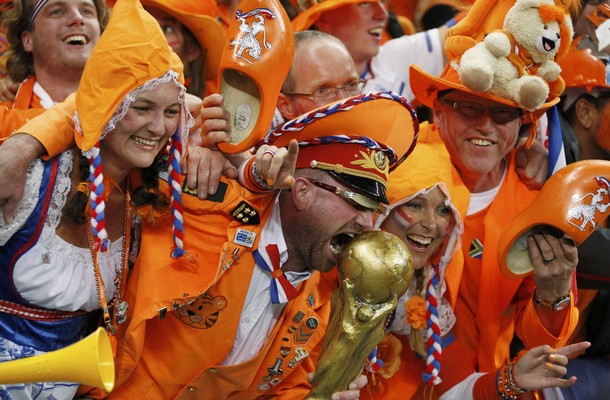 Dutch fans celebrate their victory against Uruguay following the 2010 World Cup semi-final soccer match at Green Point stadium in Cape Town July 6, 2010. REUTERS/Mike Hutchings (SOUTH AFRICA - Tags: SPORT SOCCER WORLD CUP)