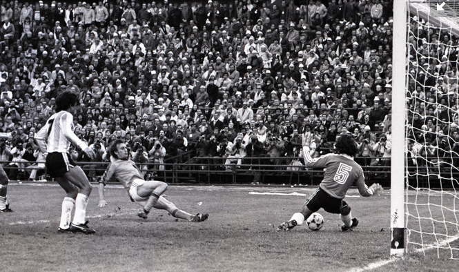 KNVB cup final PSV against NAC 6-0, Rene van de Kerkhoff (center) scores  the second goal, right Daan Schrijvers, 1 May 1974, goals, sports, soccer,  The Netherlands, 20th century press agency photo