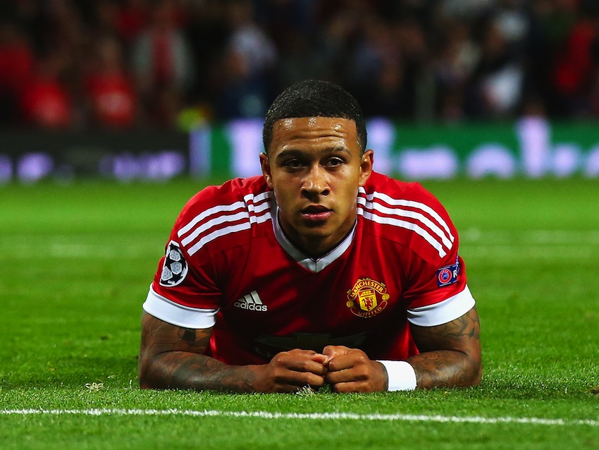 Memphis Depay with an injury at his eye during the Dutch